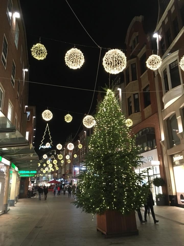 Weihnachtsbaum in Fußgängerzone