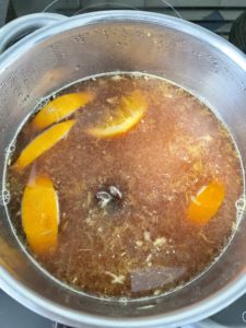 Punsch mit Orangen im Topf