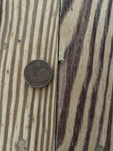 Holzboden und 1 Centstück