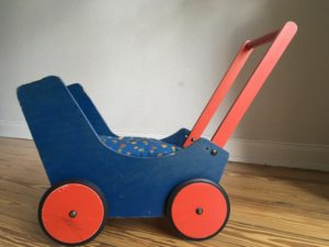 blau-roter Puppenwagen