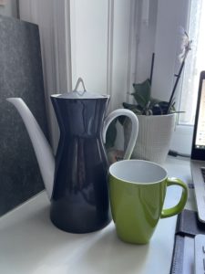 Teekanne und grüne Tasse