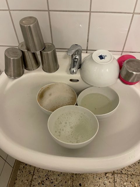 Geschirr in Waschbecken