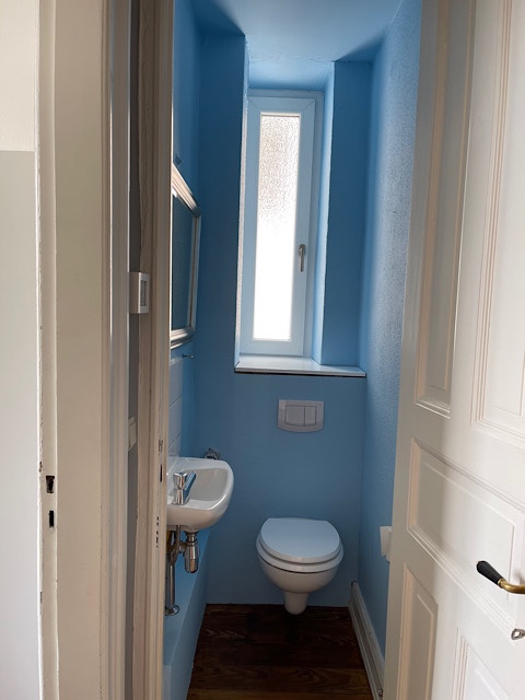 blauer Toilettenraum