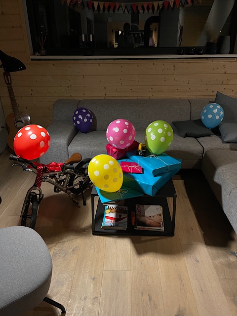 Geburtstagstisch mit Luftballons