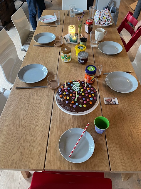 Geburtstags-Frühstückstisch