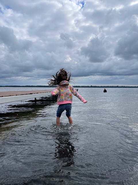 Kind springt im Wasser