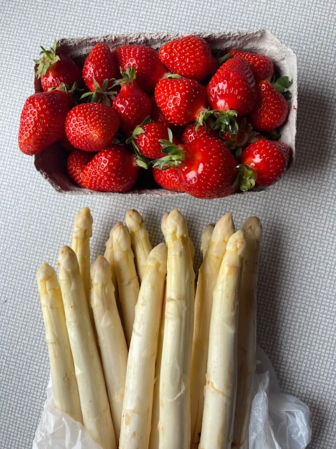 weißer Spargel und Erdbeeren