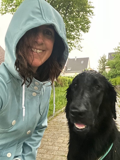 Frau und nasser Hund