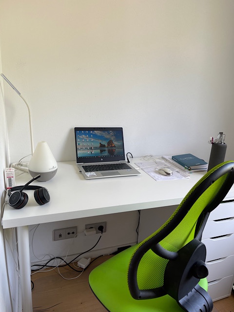 Schreibtisch mit Laptop