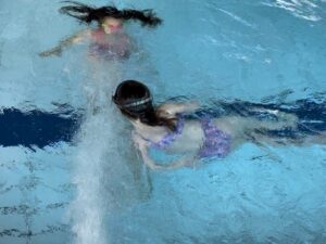 Kinder im Schwimmbad