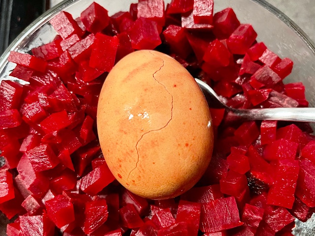 Ei mit Riss auf Roter Beete