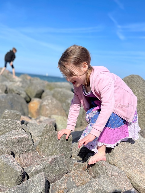 Kind auf Steinen