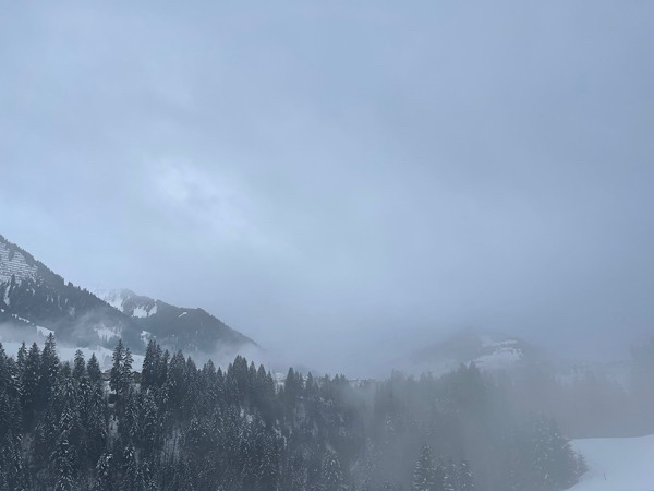 Winternebel in den Bergen