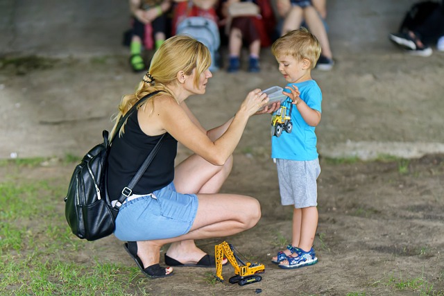 Mutter mit Kind in Park