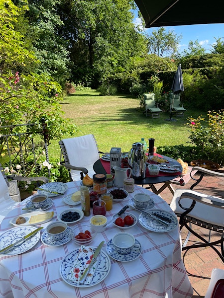 Frühstück im Garten