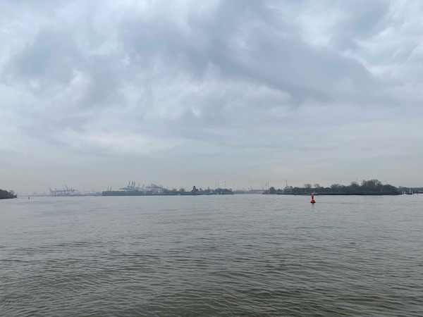 Blick über die Elbe Richtung Hamburger Hafen