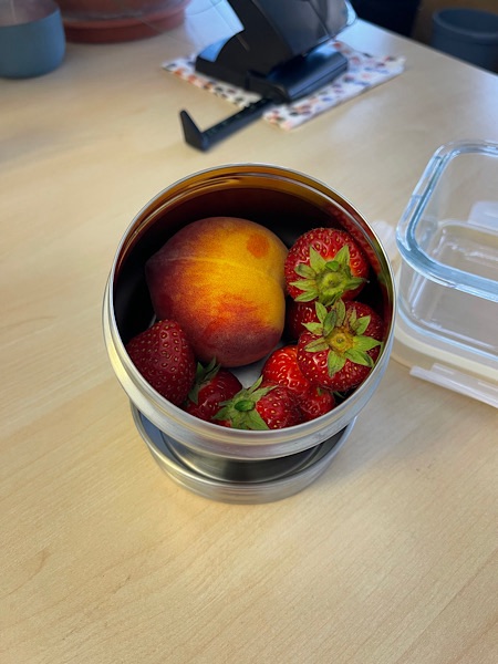 Pfirsich und Erdbeeren in Snackbox