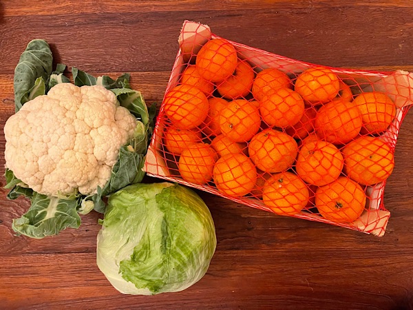 Blumenkohl, Clementinen und Eissalat