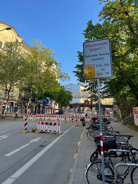 Blick auf gesperrte Straße mit Baustellenschild