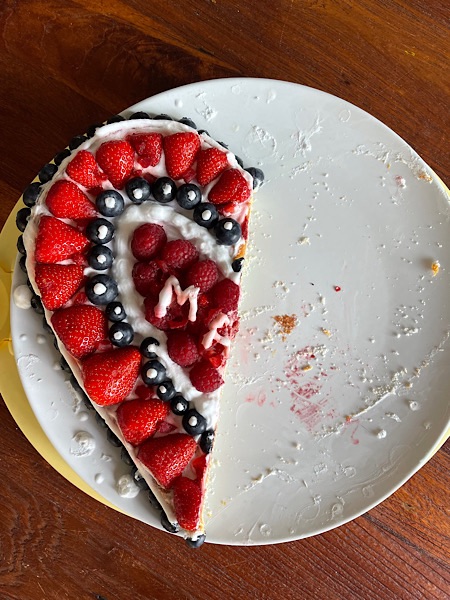 Halbe Obsttorte mit Erdbeeren, Himbeeren, Blaubeeren.