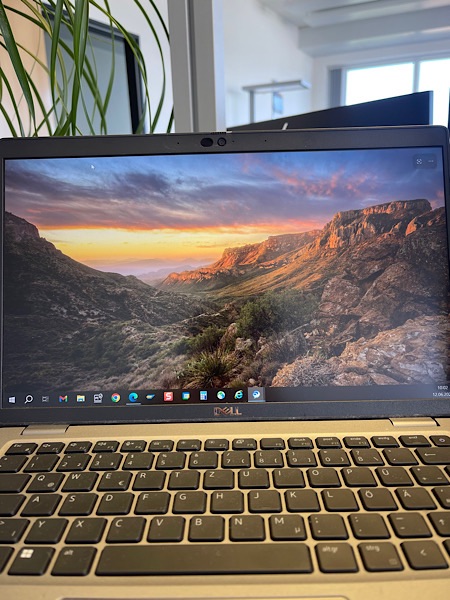 Laptop mit schöner Landschaft als Bildschirmhintergrund