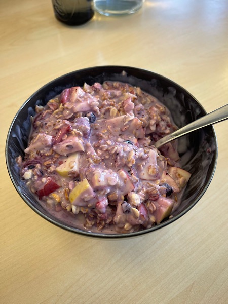 Buntes Müsli in schwarzer Porzellanschale