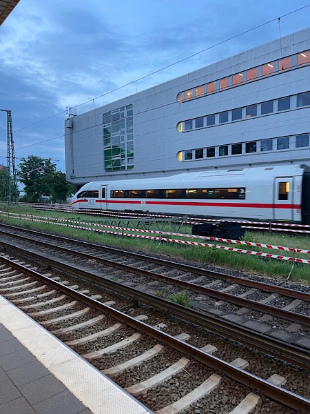 Vorderer Teil eines ICEs, der morgens durch den Bahnhof Hamburg Sternschanze fährt.