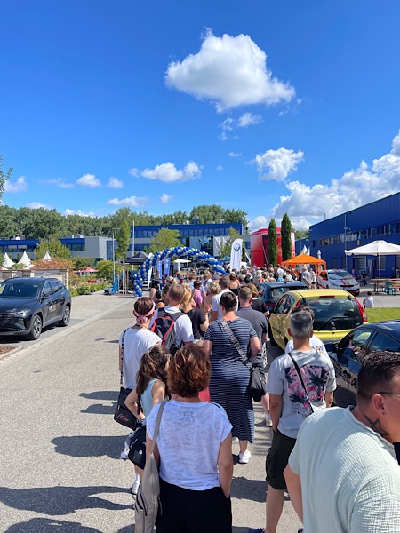 Menschenschlange an einem von zwei Eingängen zum Event "Family Day PM International"