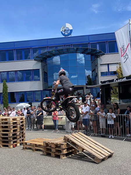 Motorradfahrer, der über Paletten springt, bei einer Veranstaltung von PM International