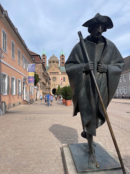 Statue in der Altstadt von Speyer. Der Dom ist im Hintergrund