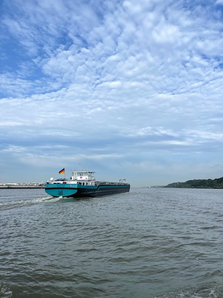 Containerschiff von hinten, auf der Elbe