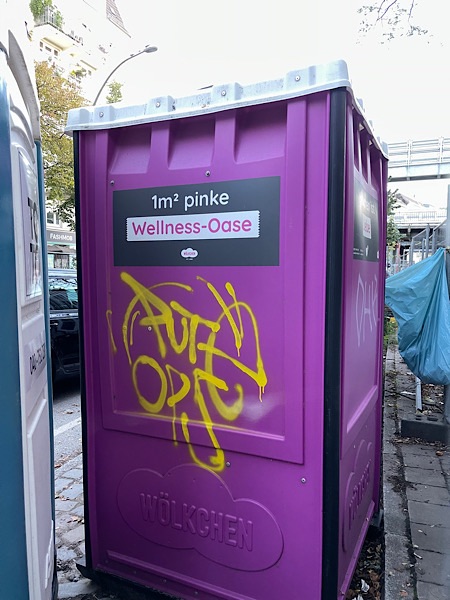 pinkfarbene Baustellentoilette mit der Aufschrift 1m pinke Wellness-Oase