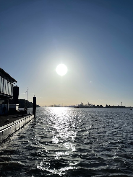Blick über die Elbe von Teufelsbrück nach Hamburg, ein paar Stunden nach Sonnenaufgang.