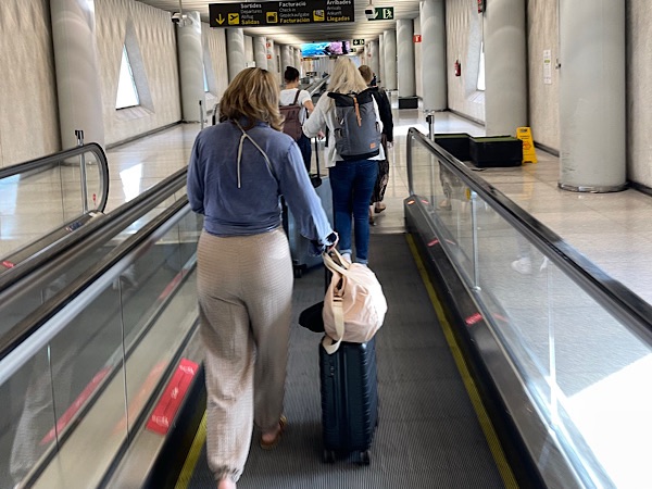 Frauen auf Rollband am Flughafen