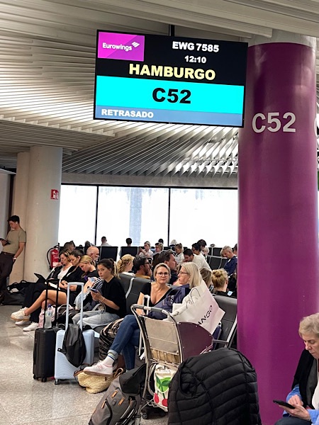 Gate C52 am Flughafen von Palma de Mallorca mit wartenden Menschen