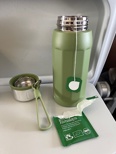 grüner Thermobecher mit Teebeutel