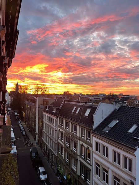 Sonnenuntergang aus einer Hamburger Stadtwohnung im 5. Stockwerk