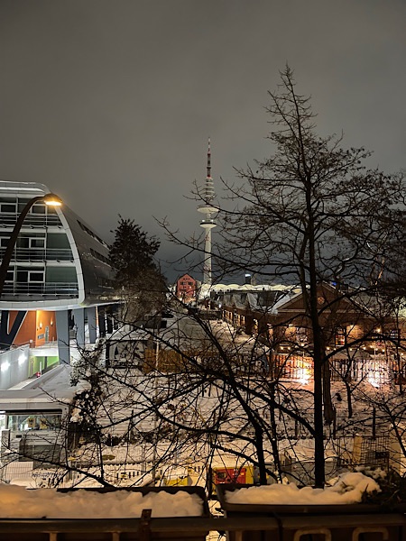 Blick vom Balkon in der Stadt am frühen Morgen, es ist Schnee zu sehen