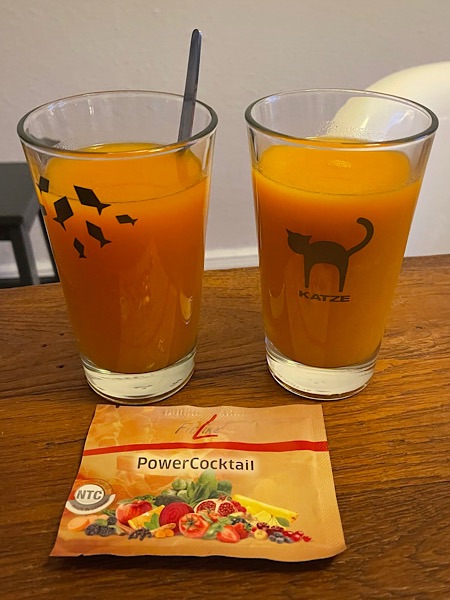 zwei Gläser mit dem Getränk Powercocktail von Fitline