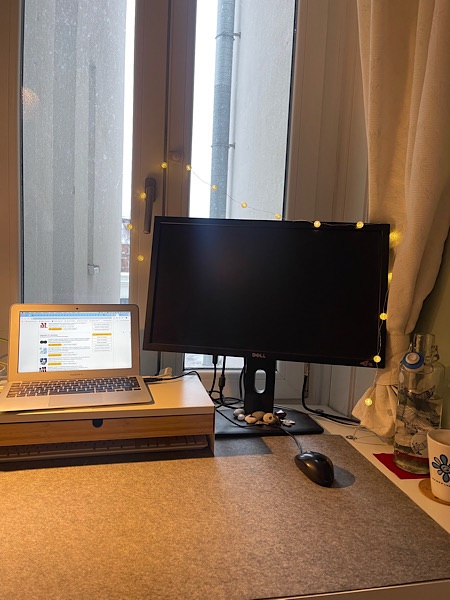 Schreibtisch mit zwei Bildschirmen