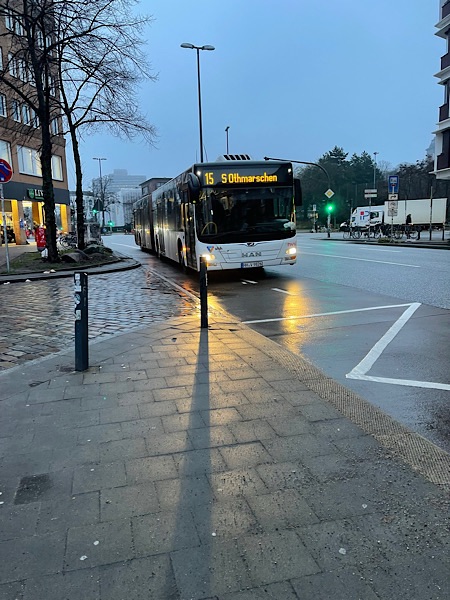 Bus Linie 15 in Hamburg bei Regenwetter